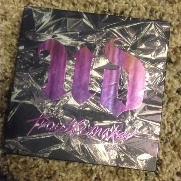 Urban Decay Troublemaker Eyeshadow Palette - Picture 1 of 4